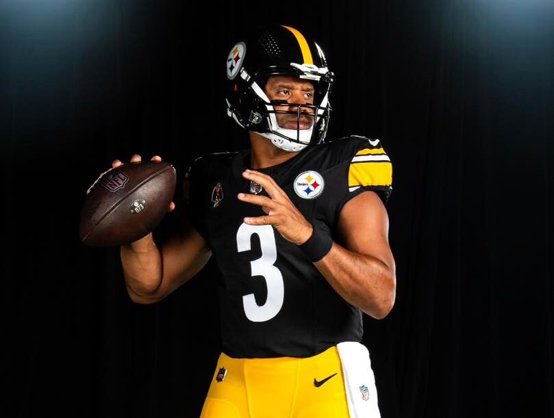 RUSSELL WILSON POSA PARA LA FOTO CON LOS PITTSBURGH STEELERS