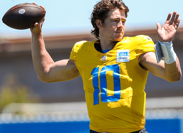 JUSTIN HERBERT DE LOS CHARGERS LANZA EL OVOIDE