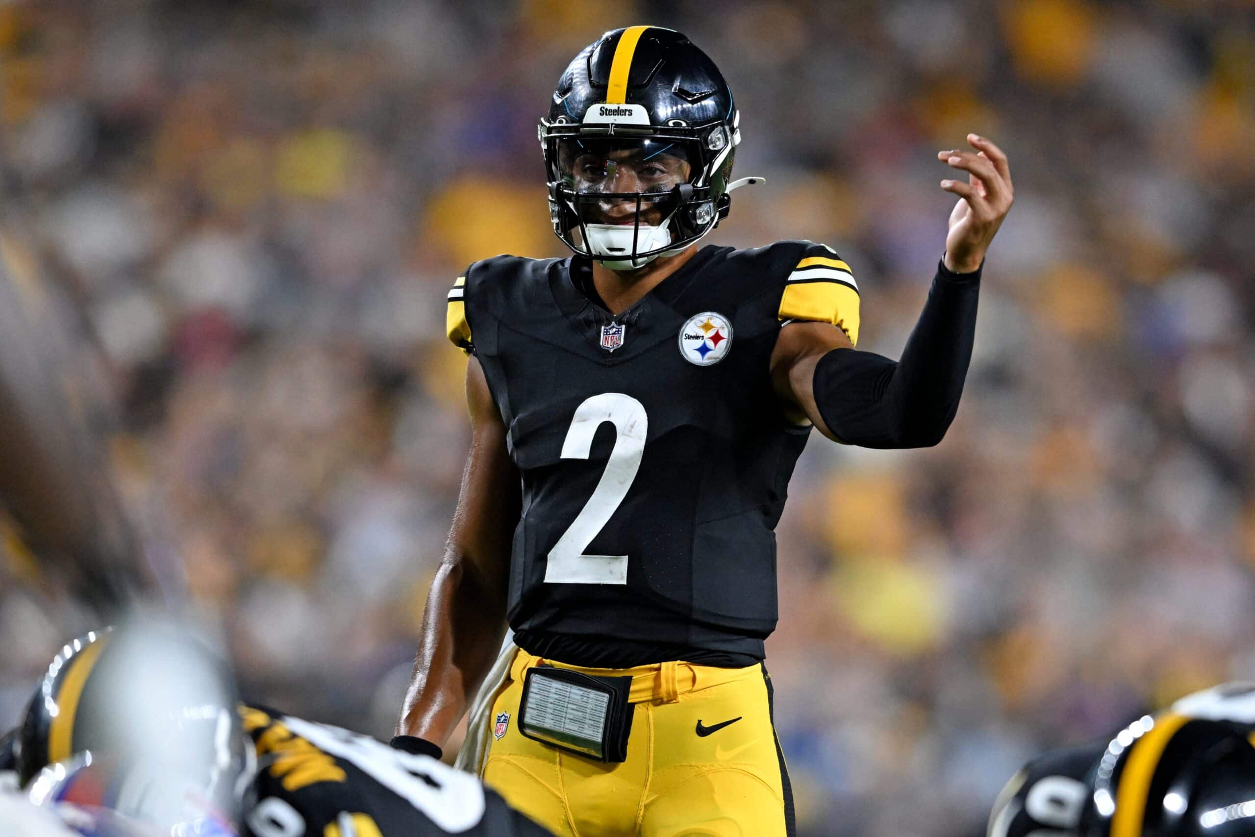 JUSTIN FIELDS DE LOS STEELERS DURANTE UN PARTIDO DE PRETEMPORADA EN LA NFL