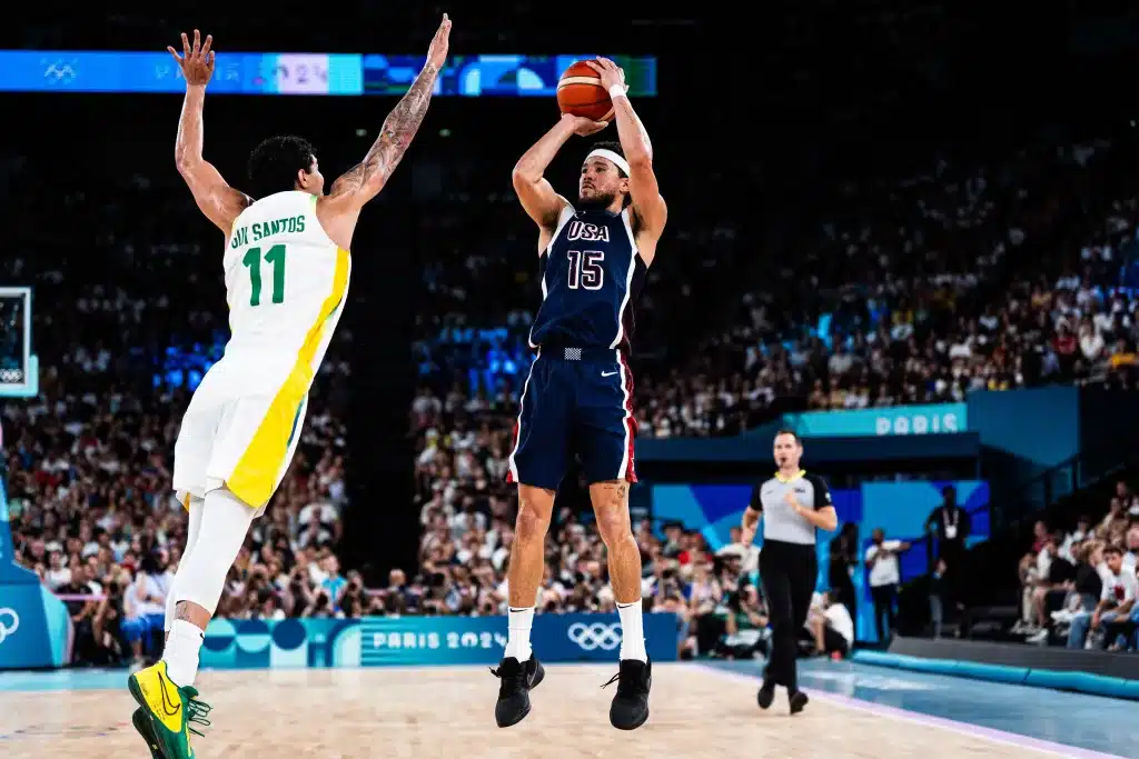 DEVIN BOOKER DE ESTADOS UNIDOS REALIZA UN TIRO SOBRE LA DEFENSA DE BRASIL