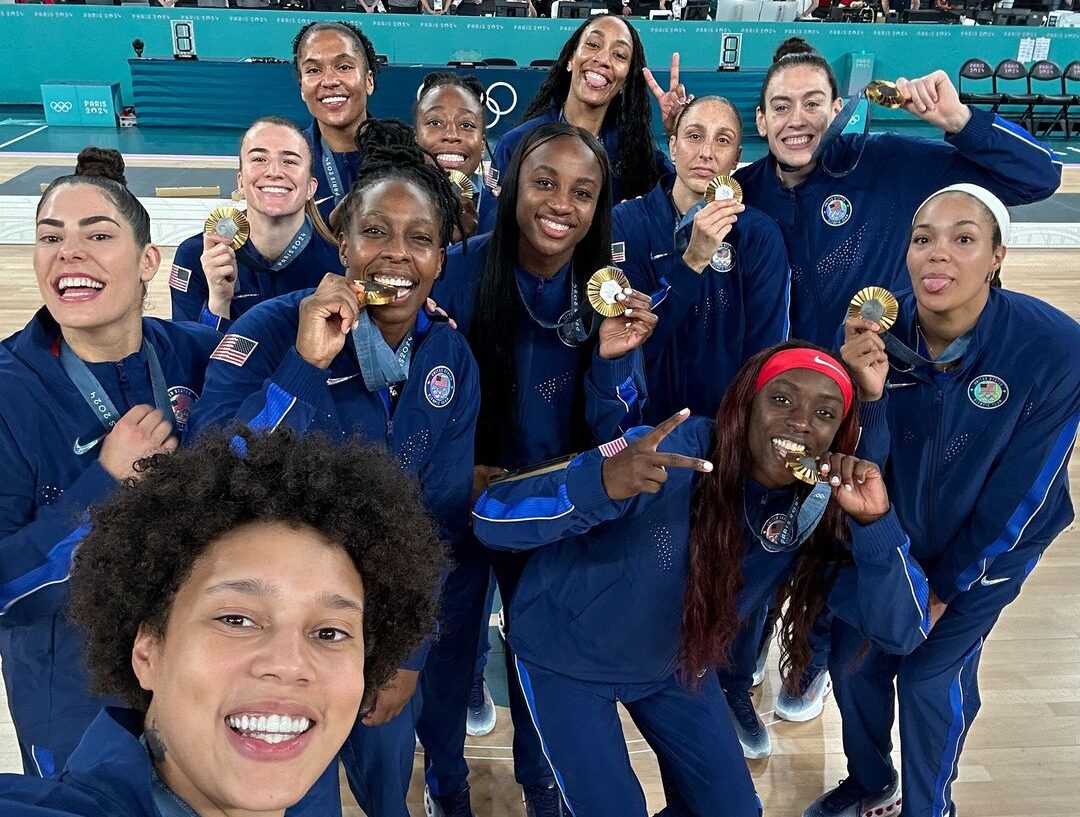 EL EQUIPO FEMENINO DE BALONCESTO FESTEJA EL TRIUNFO