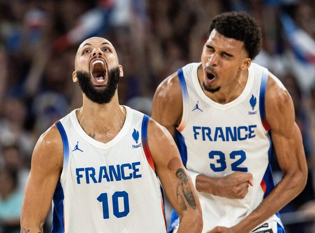 EVAN FOURNIER Y VÍCTOR WEMBANYAMA DE FRANCIA CELEBRAN EL TRIUNFO ANTE CANADÁ