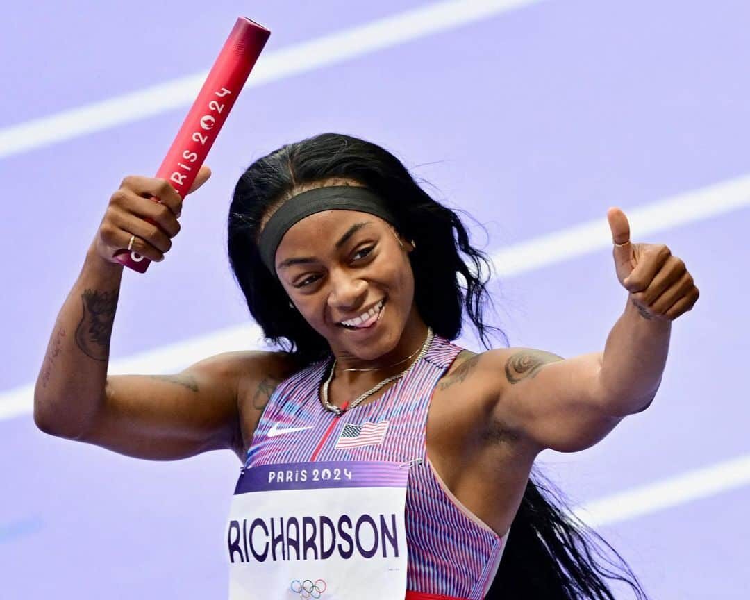 SHA'CARRI RICHARDSON FESTEJA LA VICTORIA