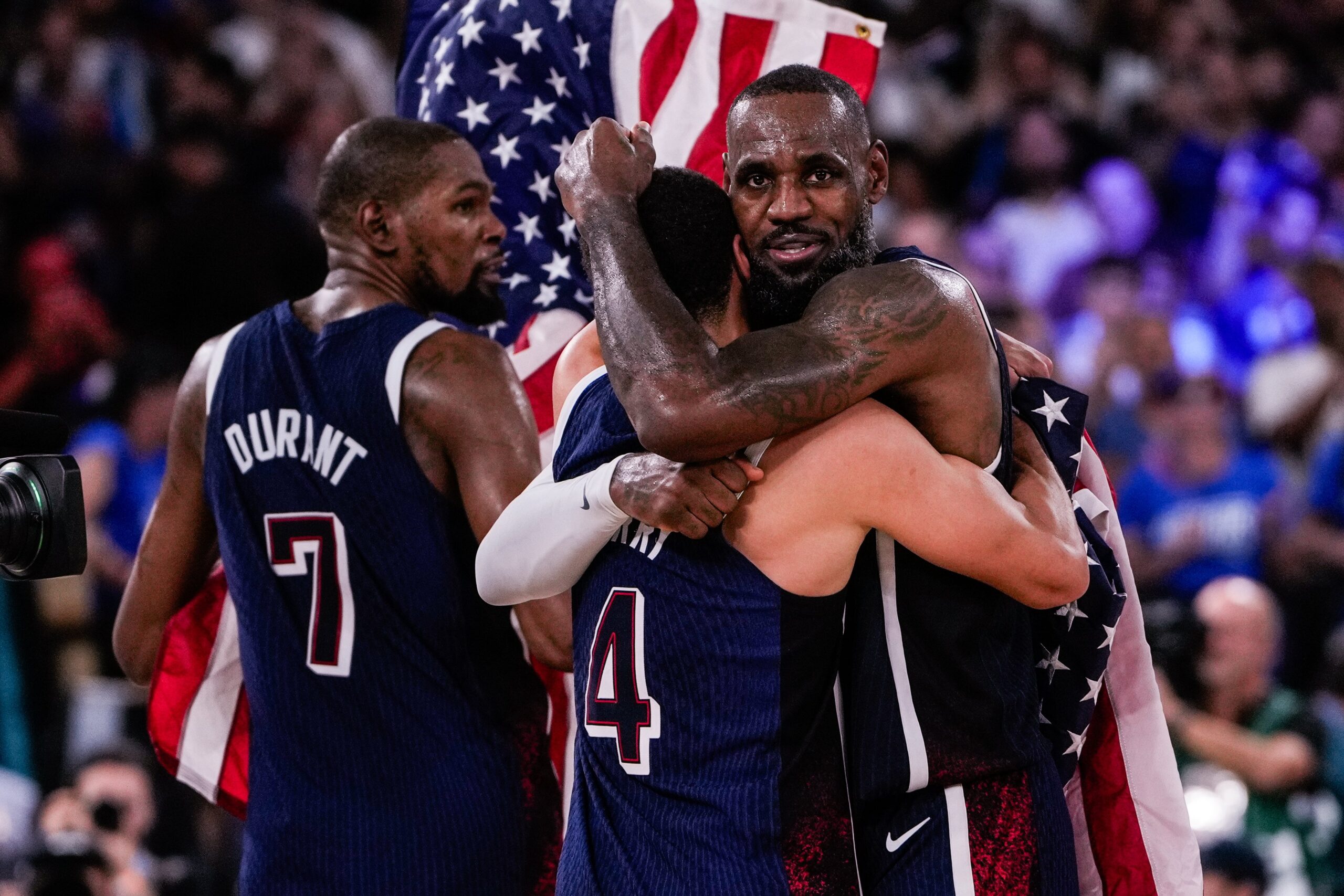 LEBRON JAMES Y STEPHEN CURRY SE ABRAZAN TRAS GANAR A FRANCIA