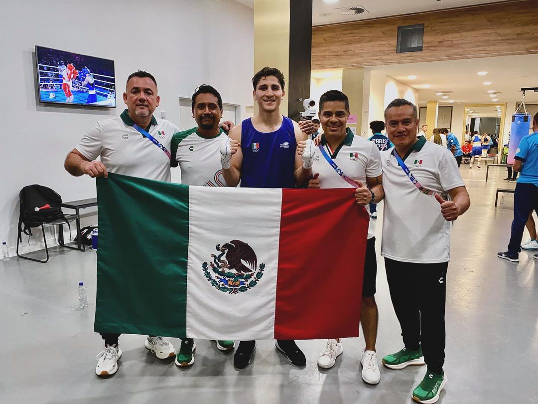 MARCO VERDE POSA PARA LA FOTO TRAS AVANZAR A LA FINAL DE BOXEO