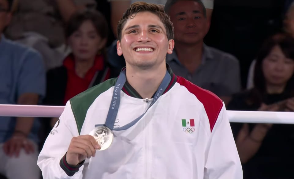 MARCO VERDE POSA PARA LA FOTO CON SU MEDALLA DE PLATA