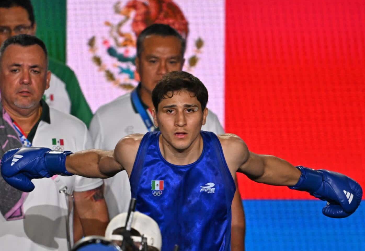 MARCO VERDE SALIENDO AL RING PREVIO A UNA PELEA