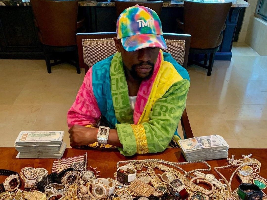 Floyd Mayweather con su gran arsenal de joyas.