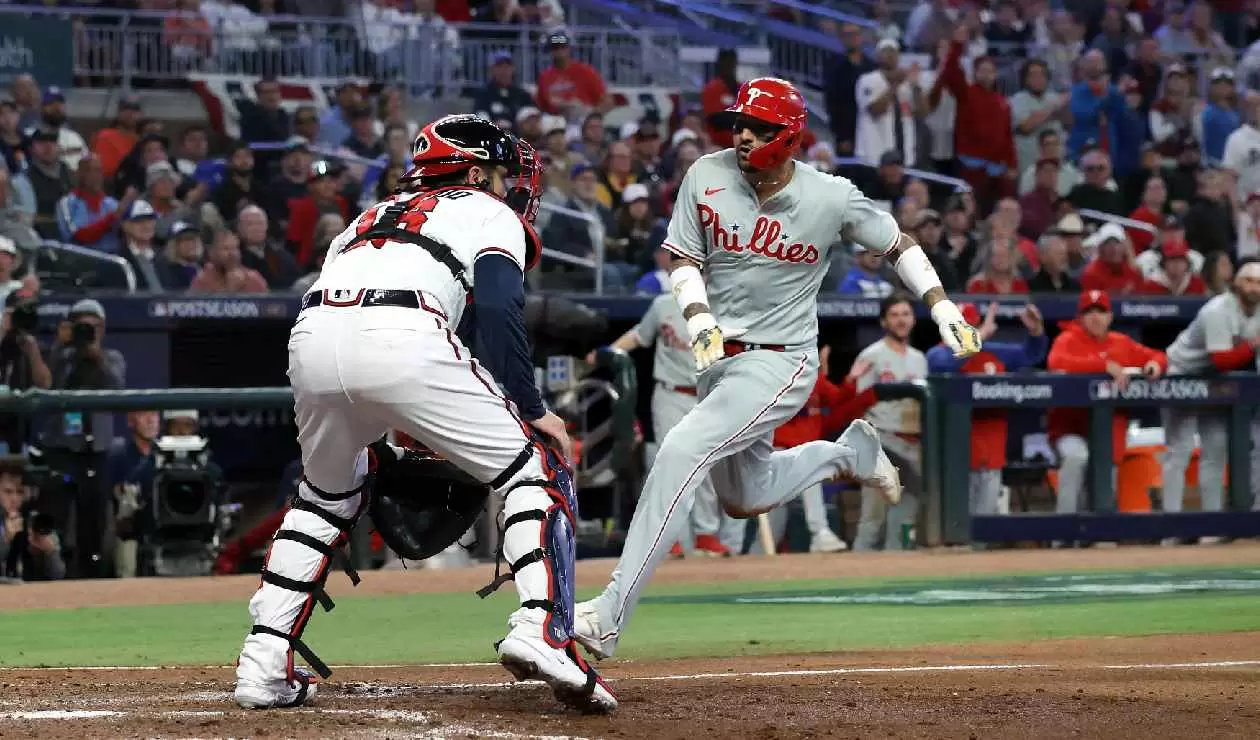 EL CORREDOR PHILLIES ES PUESTO OUT EN EL PLATO