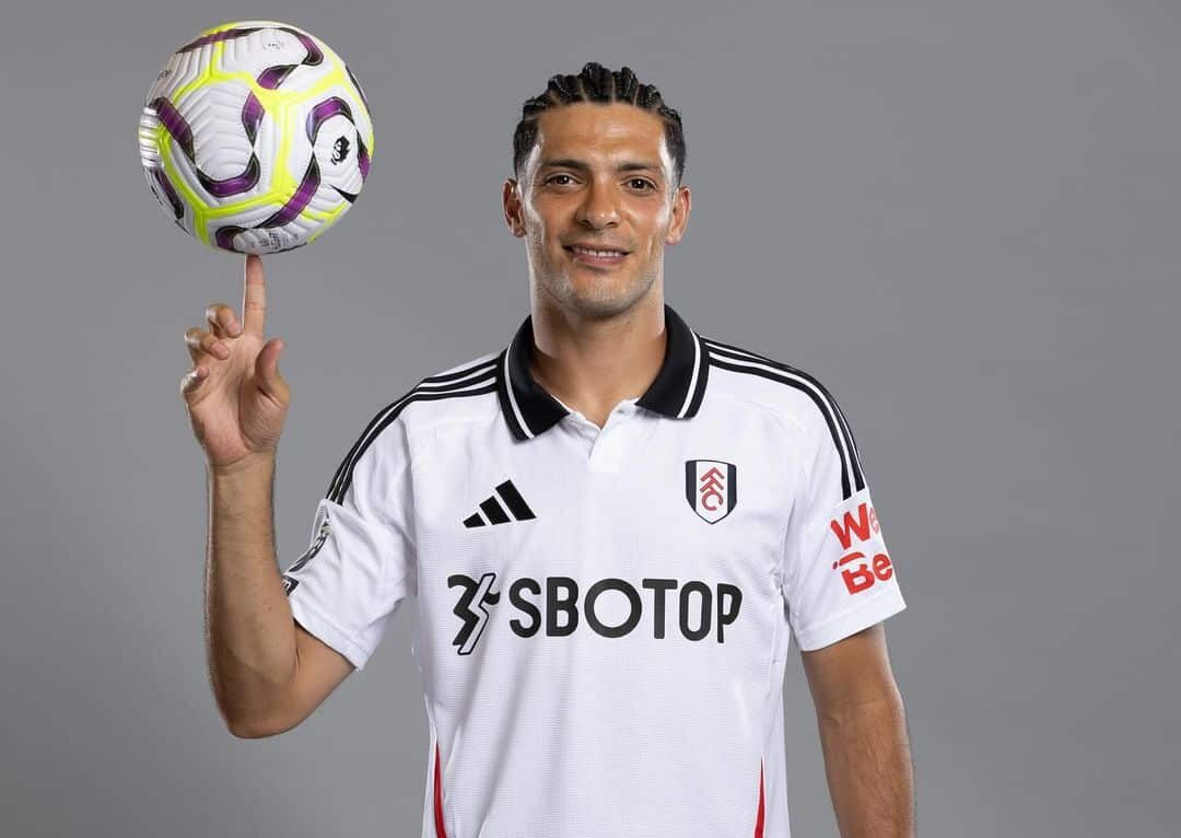 EL MEXICANO RAÚL JIMÉNEZ POSA PARA LA FOTO CON EL UNIFORME DEL FULHAM