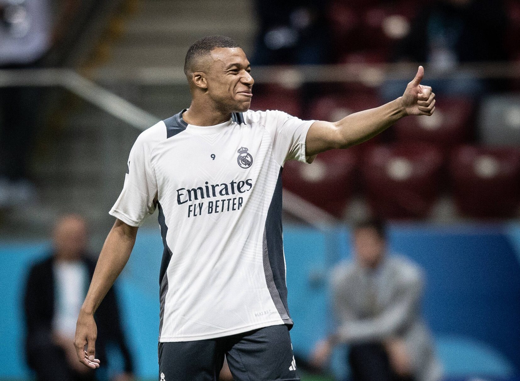 KYLIAN MBAPPÉ SALUDA DURANTE UN ENTRENAMIENTO CON EL REAL MADRID