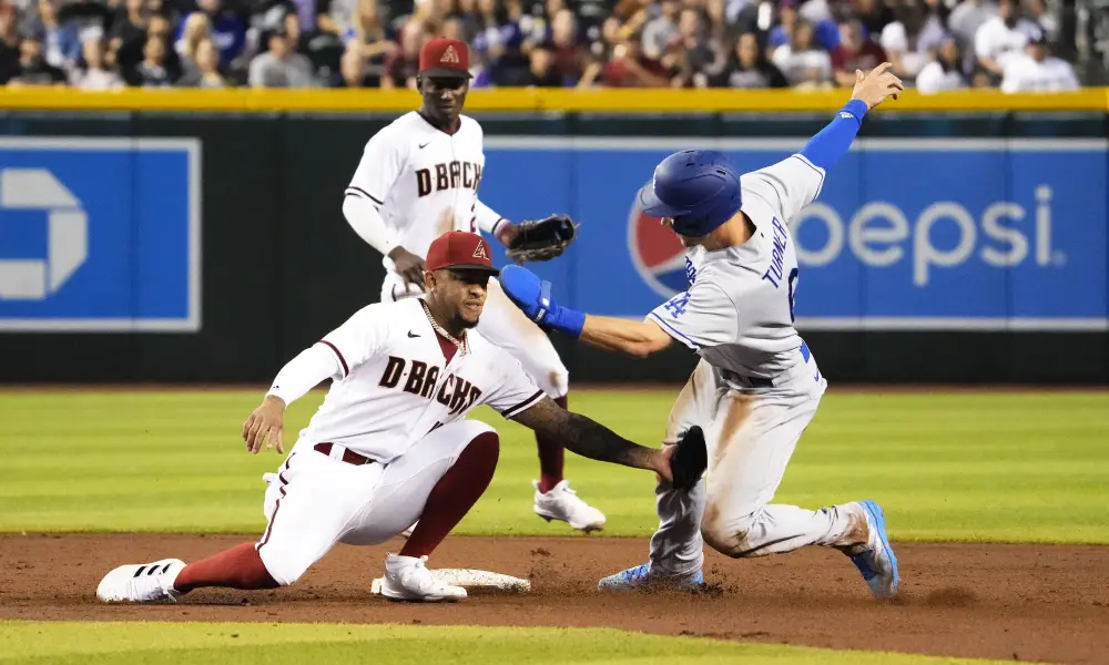 JUGADOR DE DODGERS ES PUESTO FUERA EN SEGUNDA