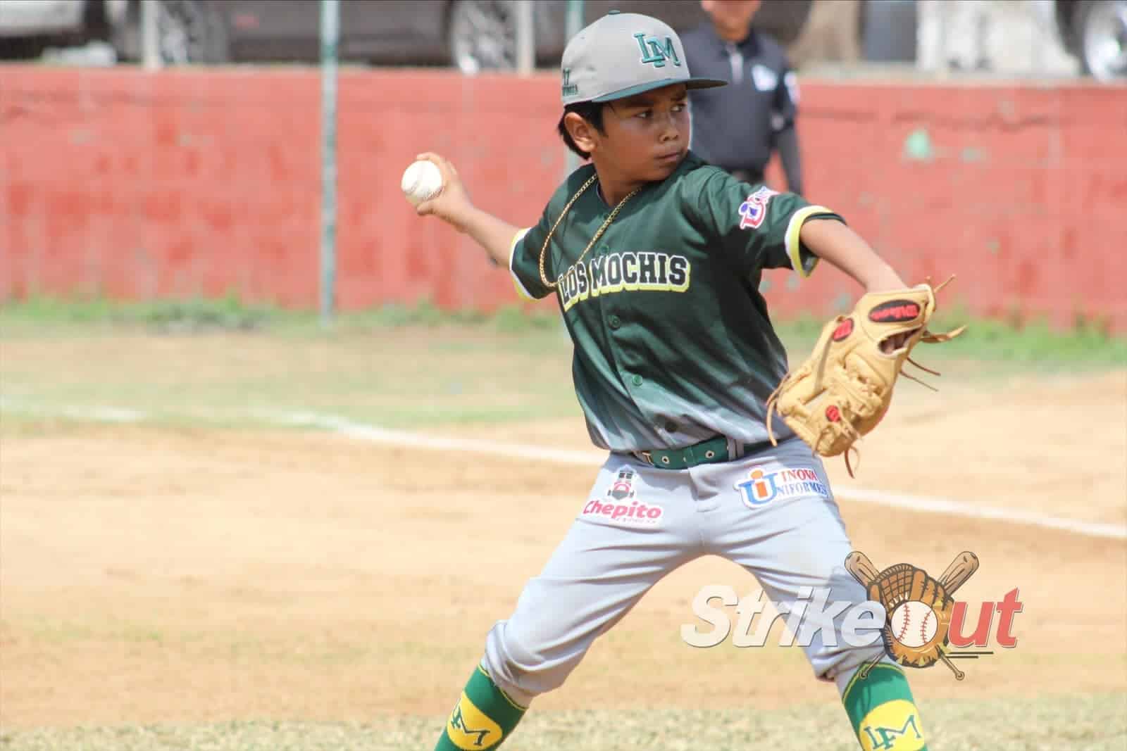 PELOTERO DE AHOME VERDE HACE UN LANZAMIENTO