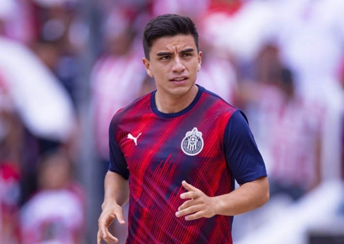 Fernando Beltrán en entrenamiento de Chivas.