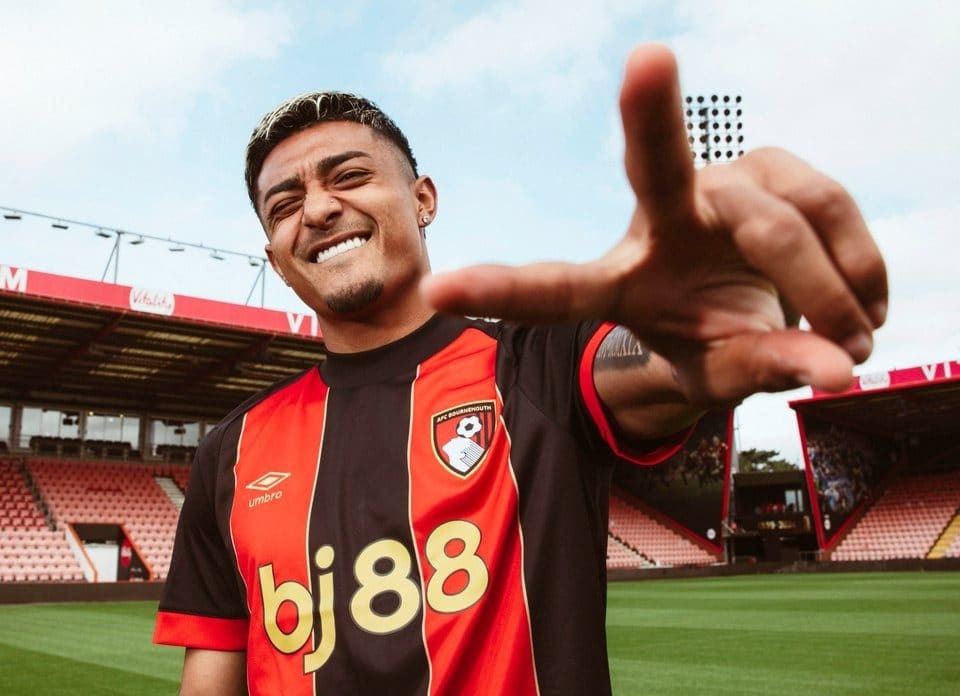 Bournemouth presentó a Julián Araujo como su nuevo refuerzo.