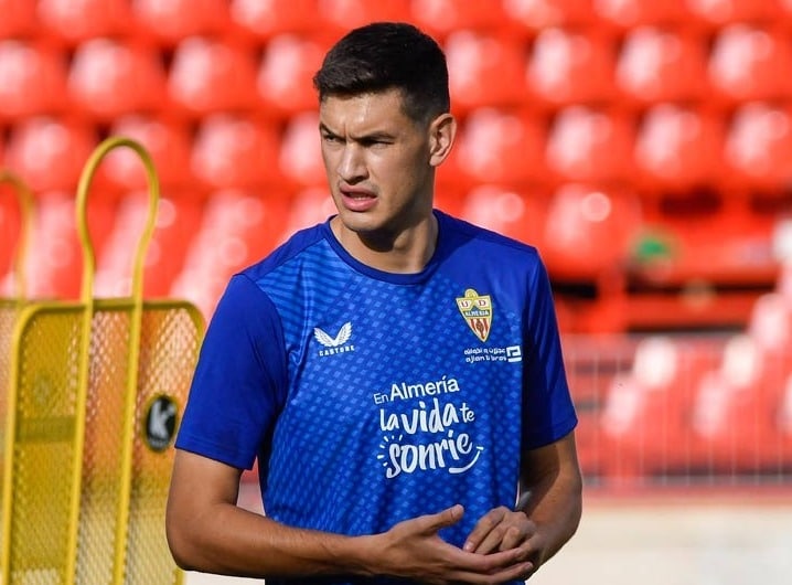 César Montes en entrenamiento con el Almería de la segunda división de España.