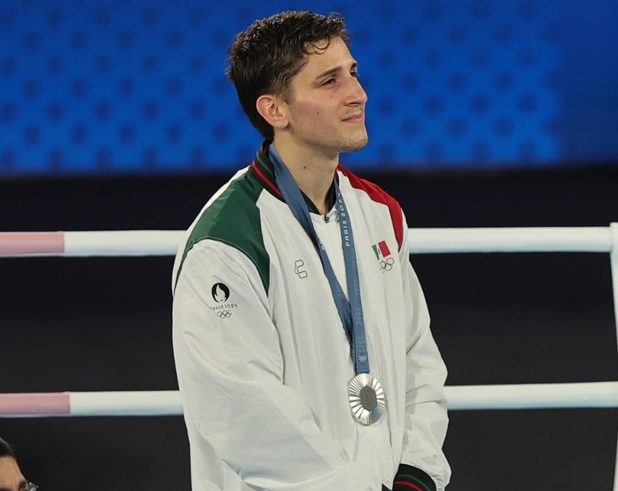 Marco Verde en el podio tras ganar la medalla de plata en boxeo de JO.