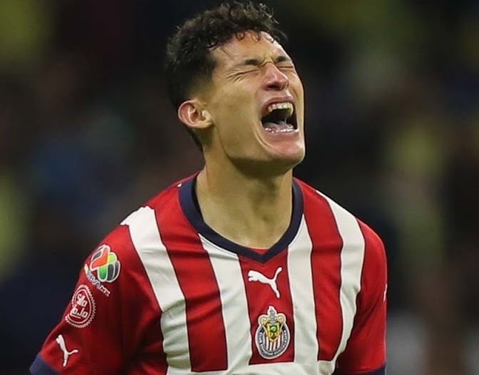 Chiquete Orozco se queja en partido con Chivas tras falla.