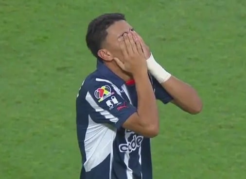 Johan Rojas sale llorando del partido de la fecha 5 de Rayados.