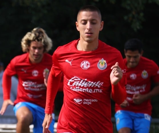 Roberto Alvarado en entrenamiento previo a la fecha 6.