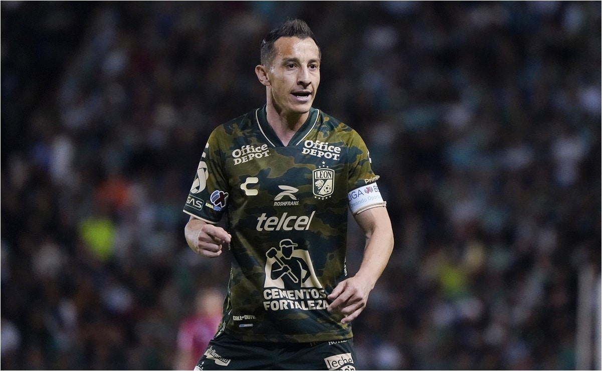 Andrés Guardado en partido con el Club León.