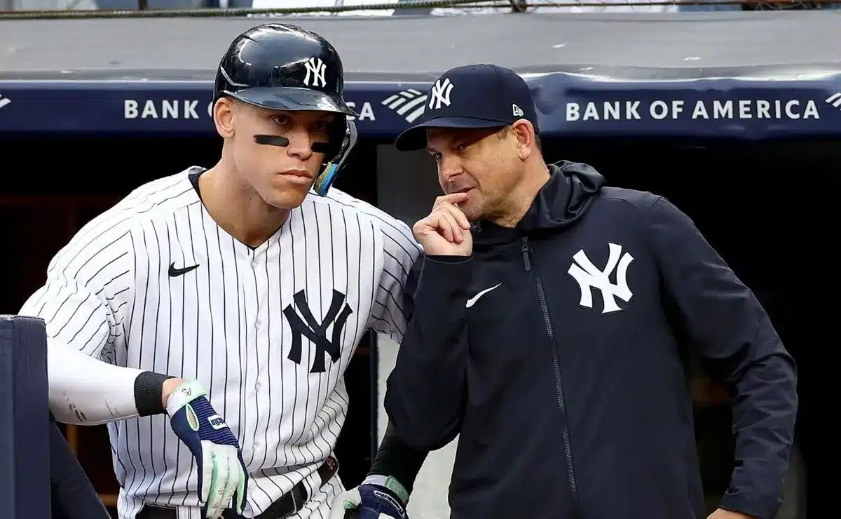 AARON JUDGE EN CHARLA CON SU MANAGER