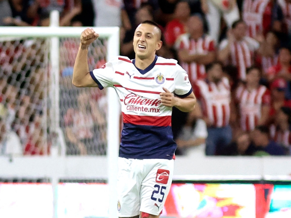 Roberto Alvarado en festejo de gol de un partido del AP2024.