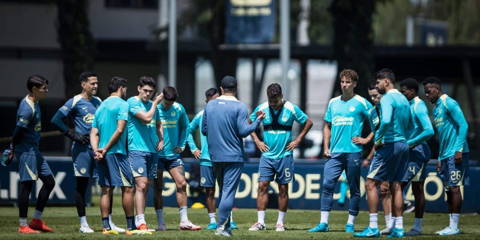 Jugadores del Club América en entrenamiento.