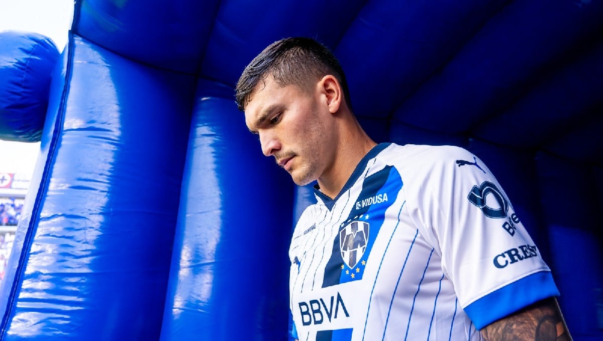 Brandon Vázquez en su salida del BBVA Bancomer para un partido.