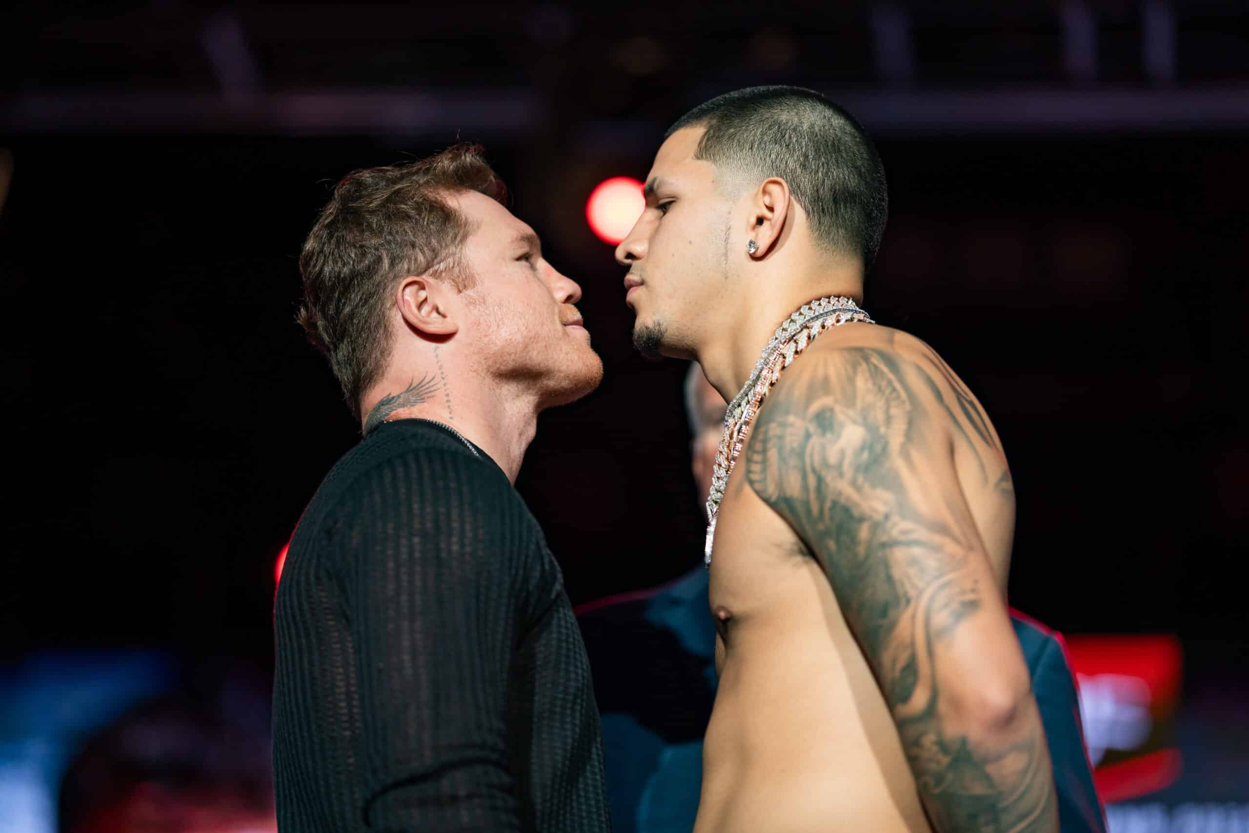 Canelo y Berlanga en su primer careo previo a su pelea de septiembre.