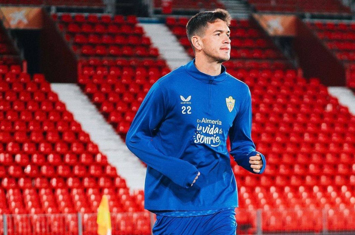 César Montes en entrenamiento del Almería.