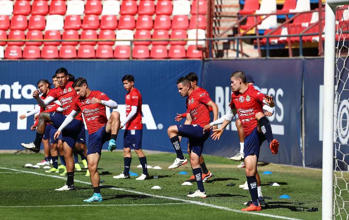 Jugadores de Chivas entrenando tras ser eliminados.