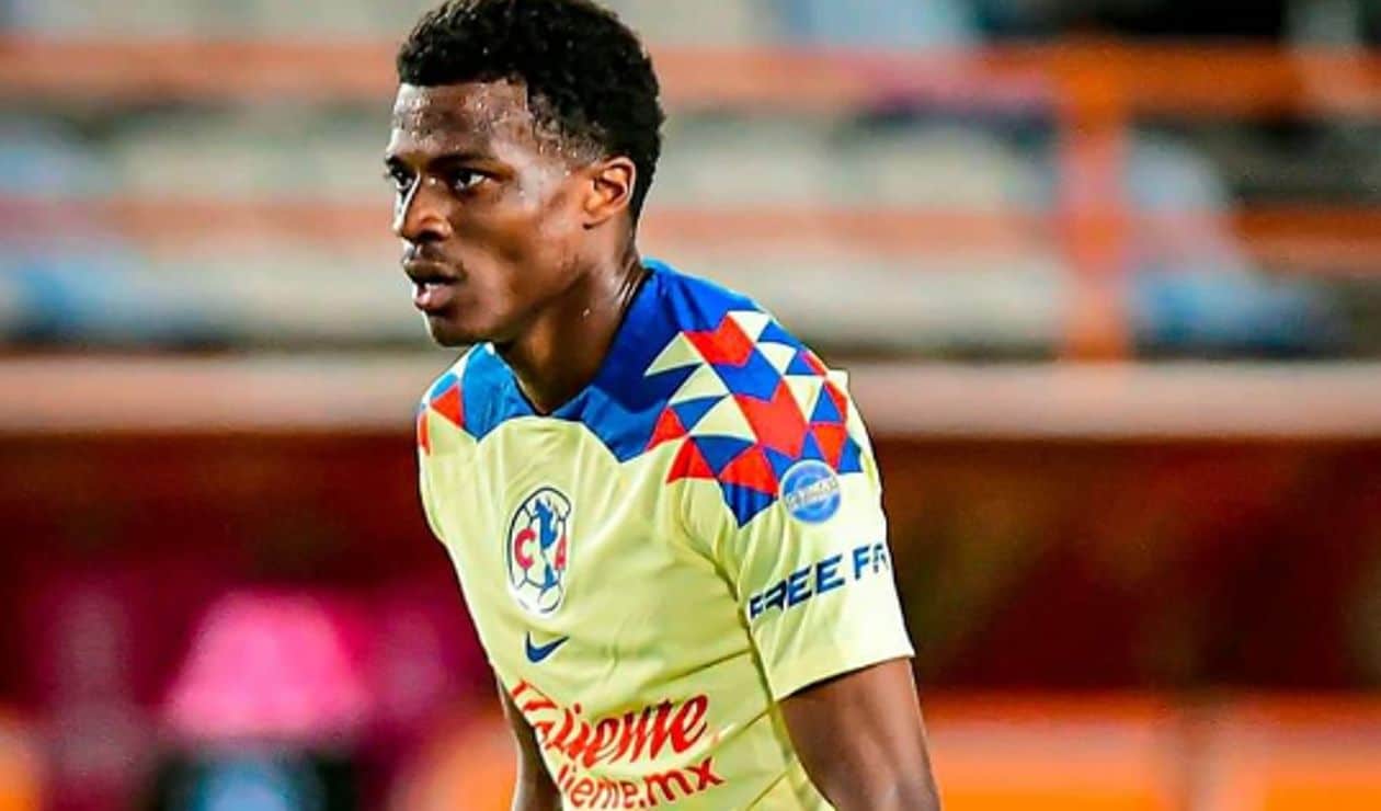 Javairo Dilrosun en partido con las Águilas del América.