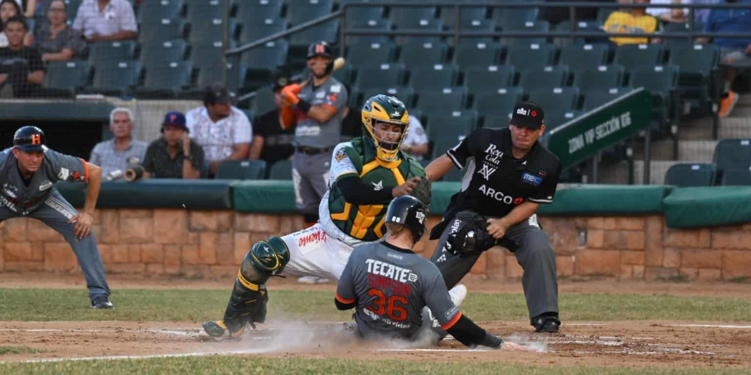 Juan Uriarte en jugada en el home plate con Cañeros.