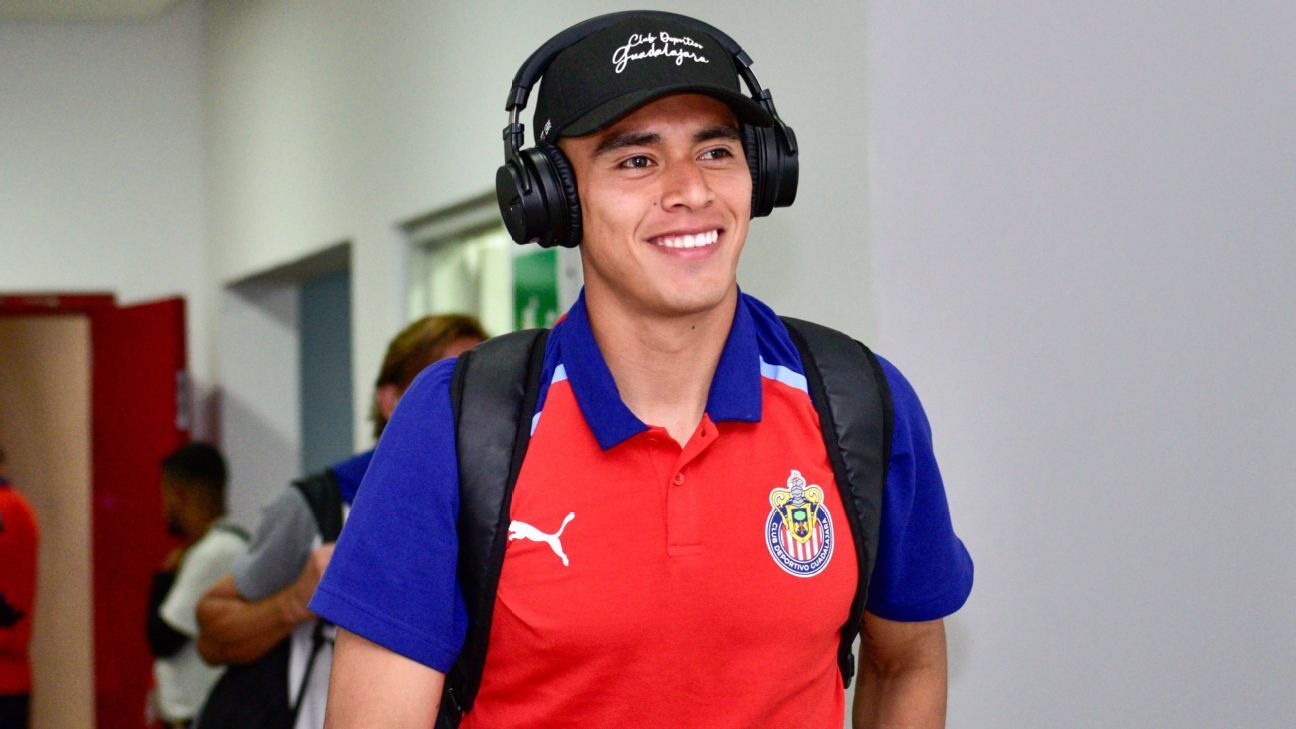 Raúl 'Tala' Rangel saliendo del vestidor de Chivas.