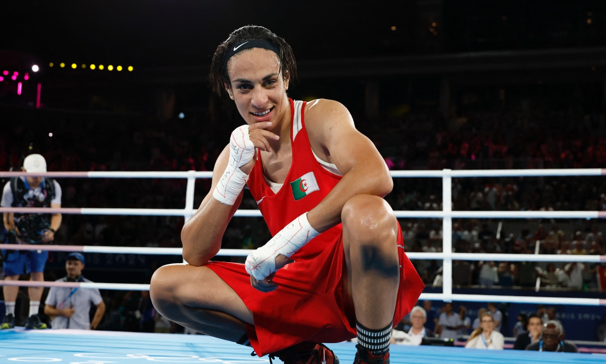 Imane Khelif se cuelga la medalla de oro en París 2024.