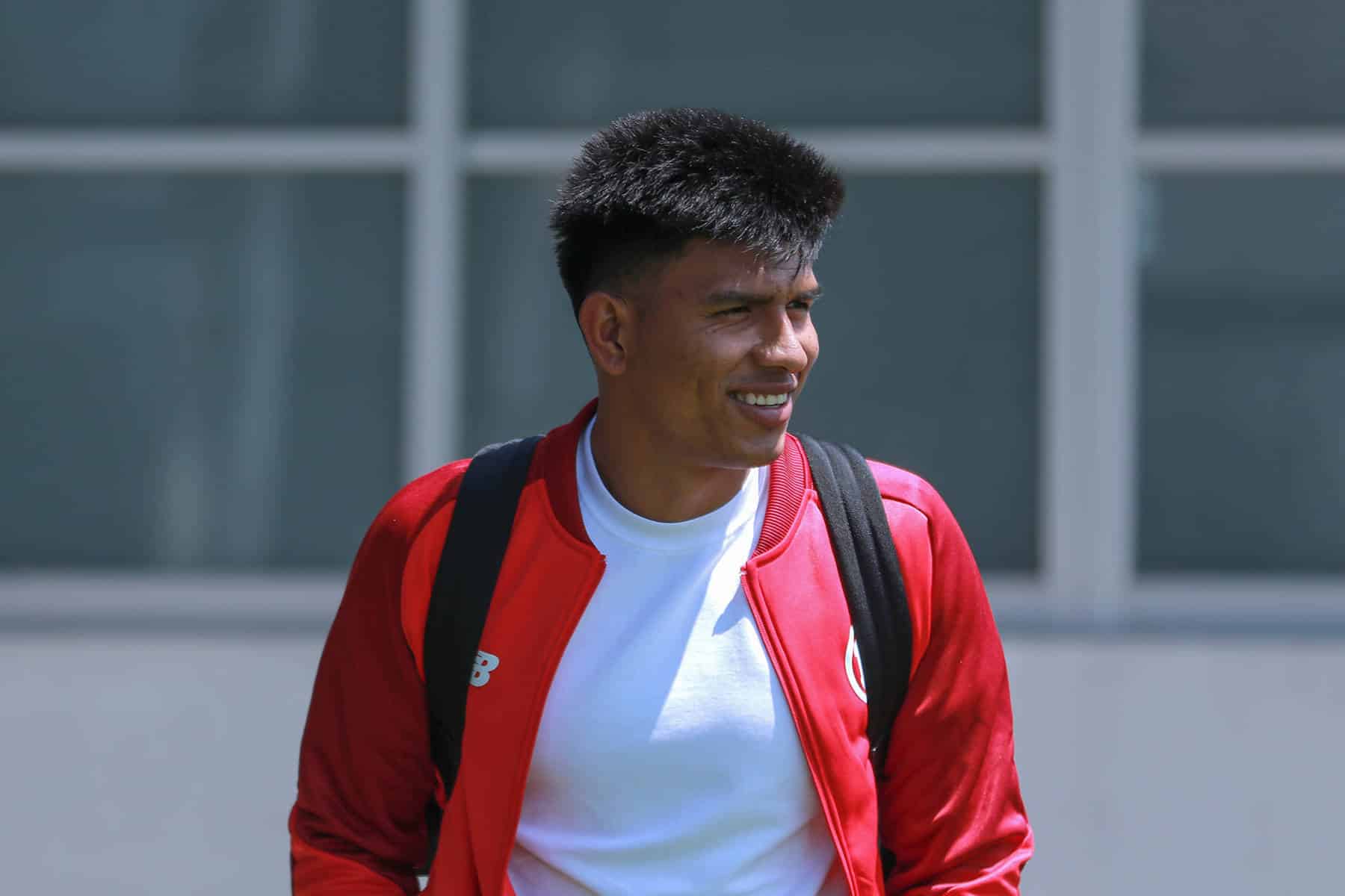 Jesús Gallardo en su llegada al entrenamiento de Toluca.