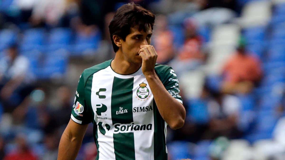 José Juan Macías en partido con Santos Laguna.