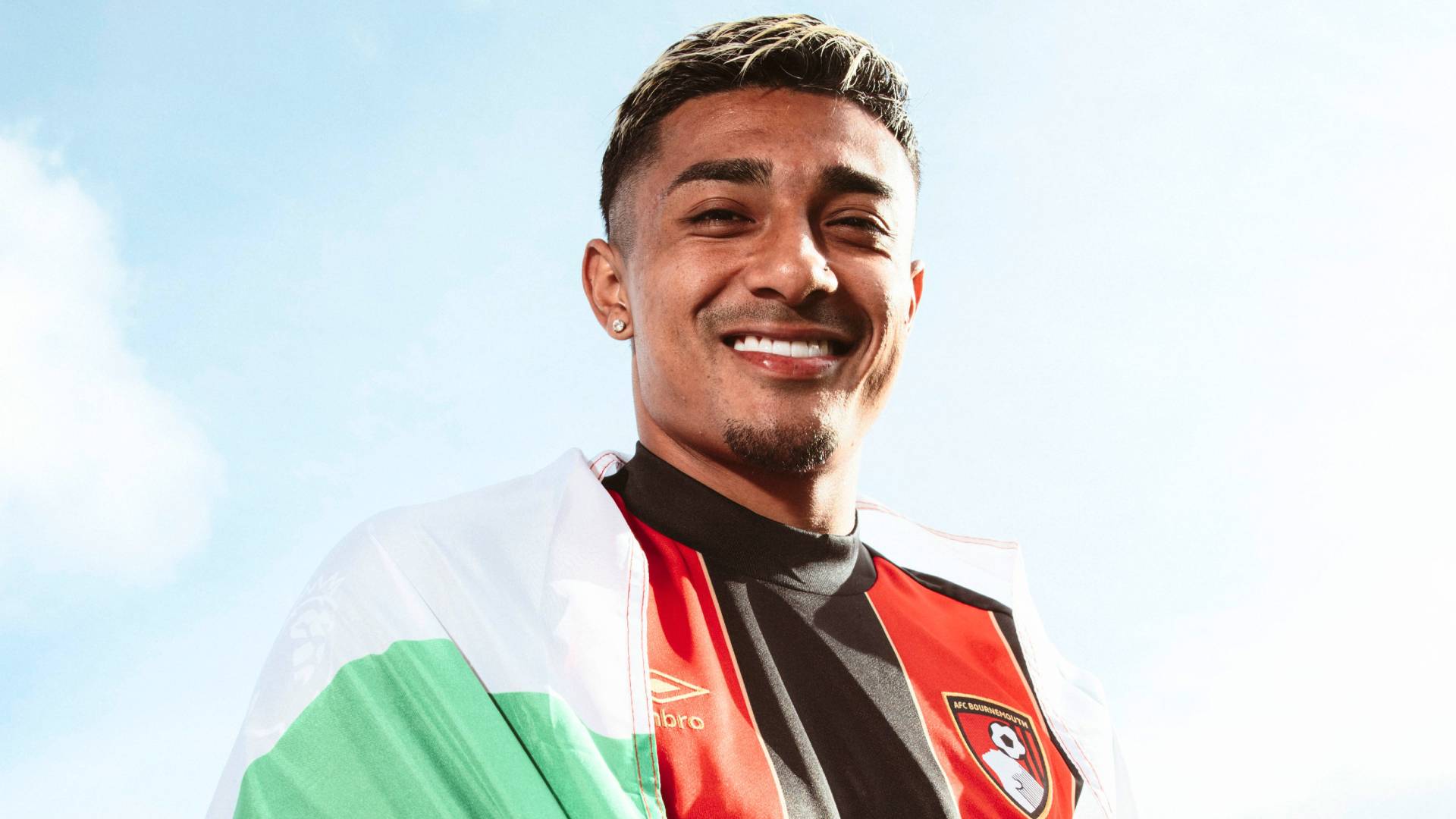 Julián Araujo en su presentación con el Bournemouth.