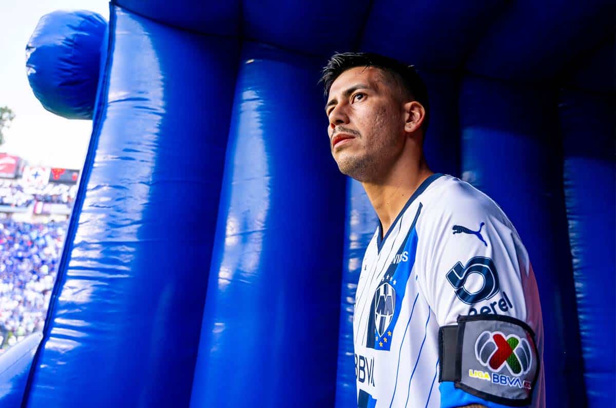 Maxi Meza en partido de la Liga MX con Rayados de Monterrey.