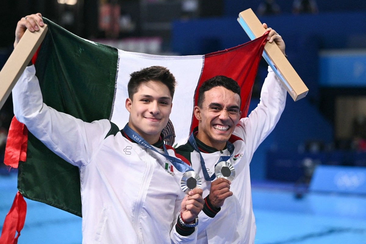 LOS MEXICANOS CELEBRAN SU MEDALLA DE PLATA