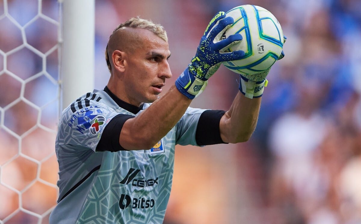 Nahuel Guzmán en partido con Tigres de la UANL.