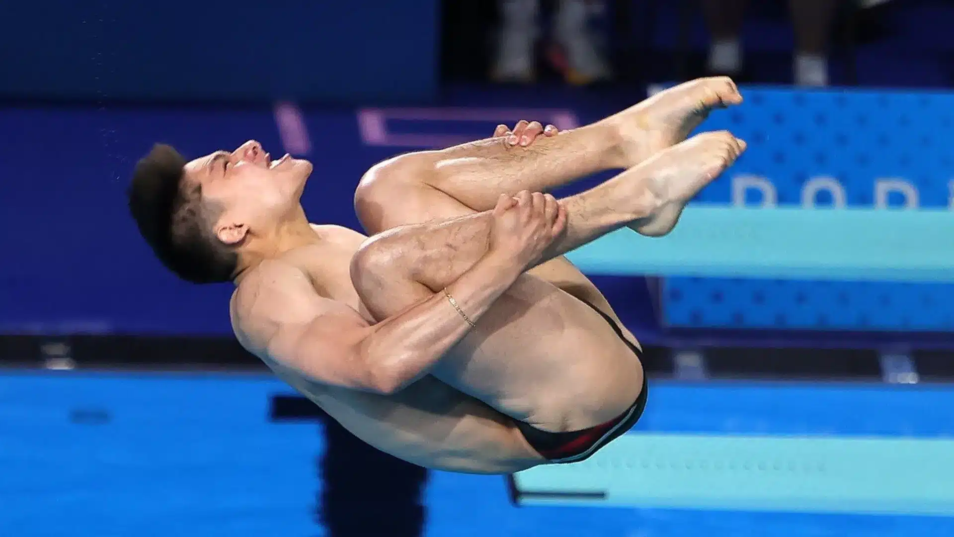 OSMAR OLVERA AL MOMENTO DE REALIZAR EL SALTO DEL TRAMPOLÍN