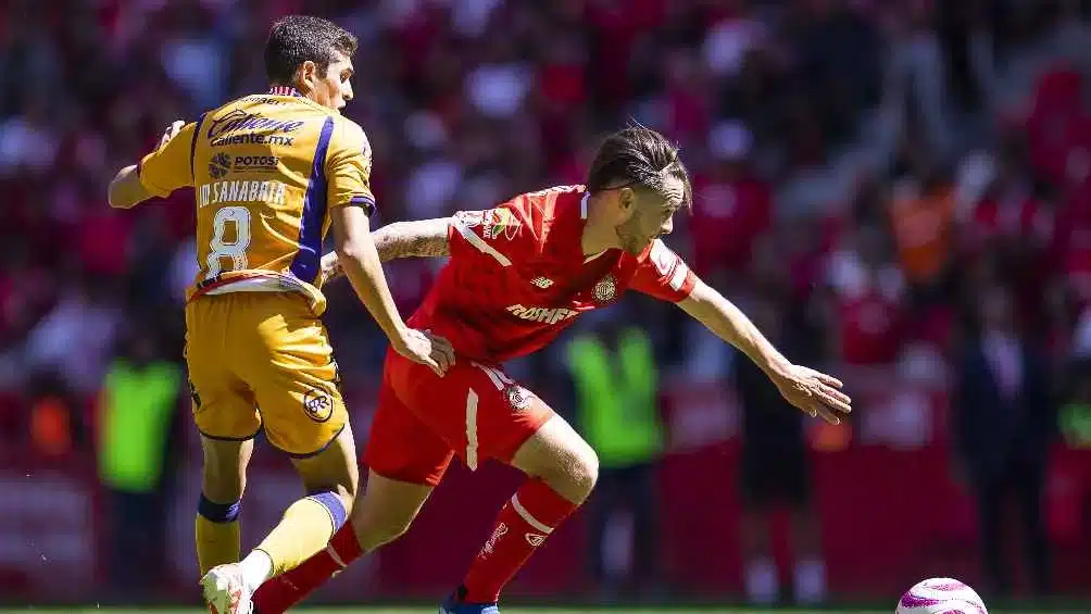 DIABLOS Y JUGADORES DEL SAN LUIS PELEAN LA PELOTA