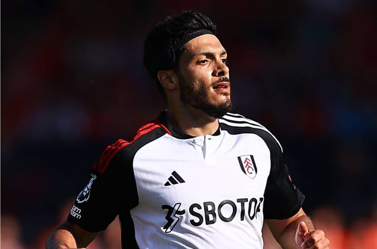 Raúl Jiménez en partido con el Fulham de la Premier League.