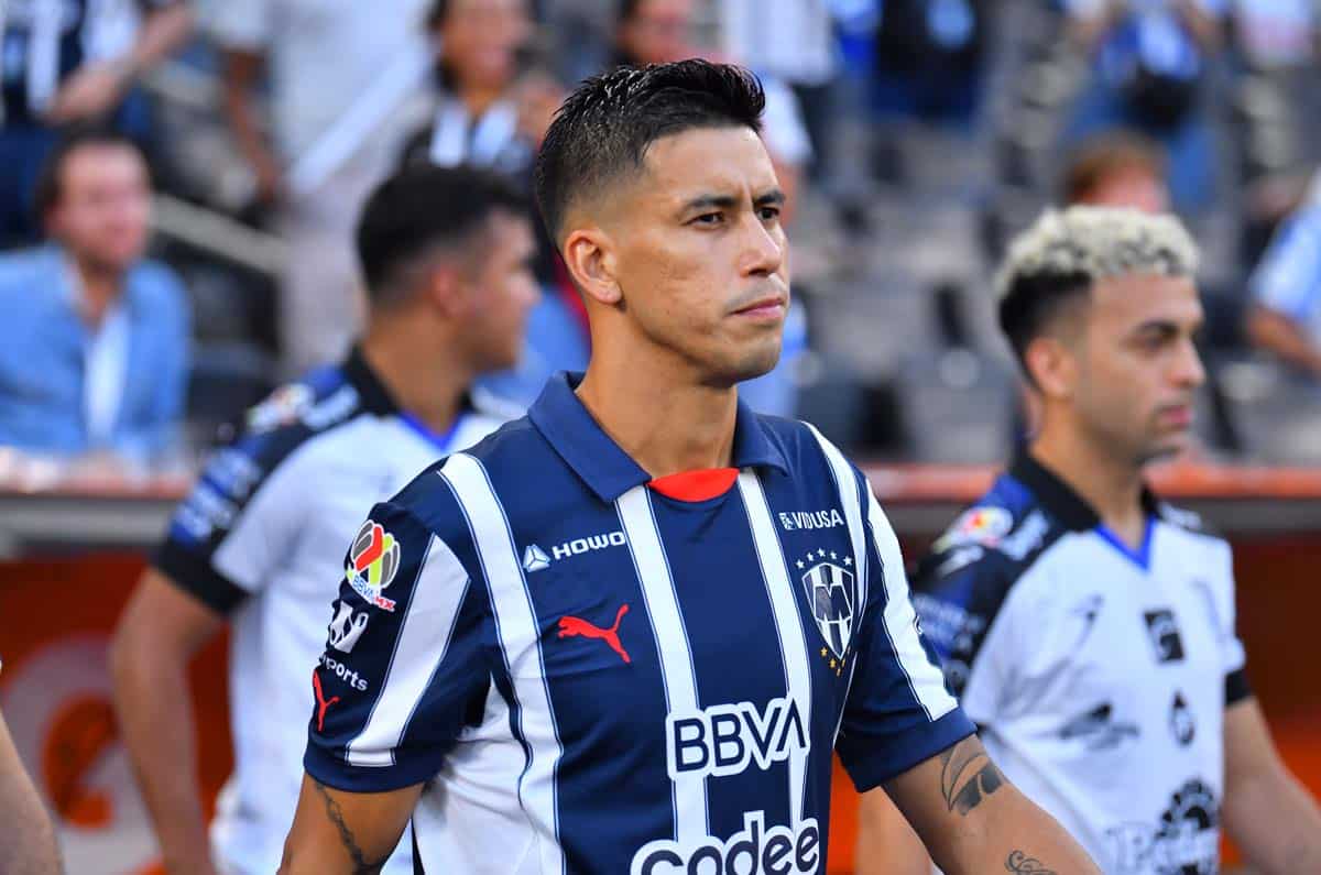 Maxi Meza en partido del Apertura 2024 con Rayados.