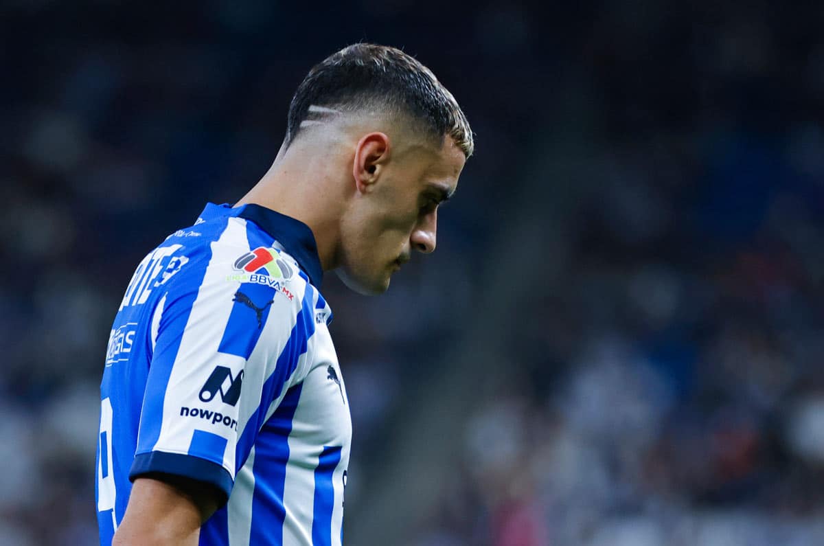 Germán Berterame en partido con Rayados de Monterrey.