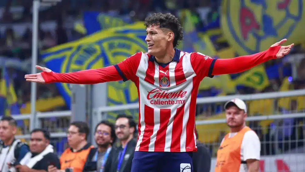 EL ZAGUERO DE LAS CHIVAS CELEBRA EL GOL