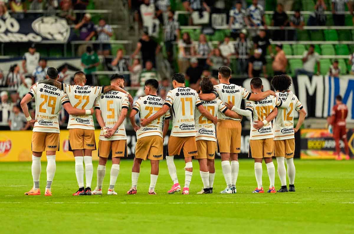 Jugadores de Pumas de la UNAM en partido de la Leagues Cup.