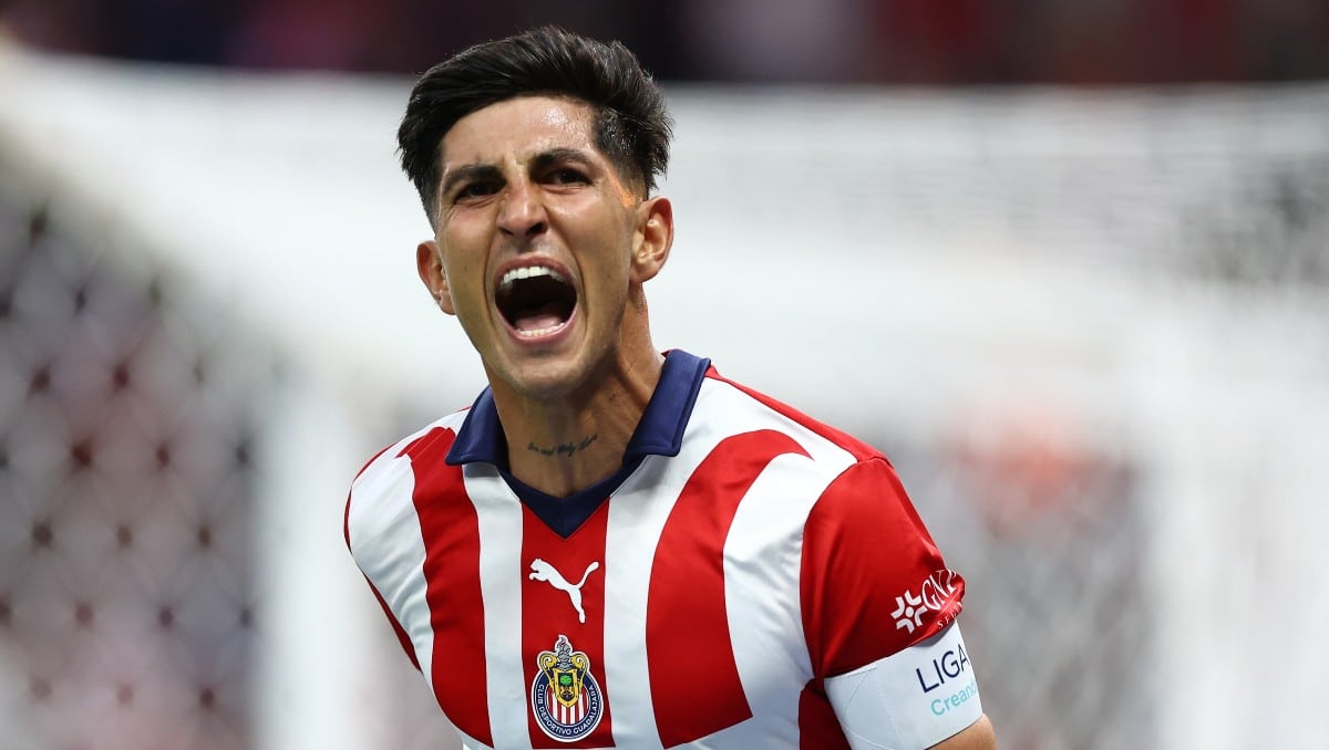 Víctor Guzmán en partido con las Chivas del Guadalajara.